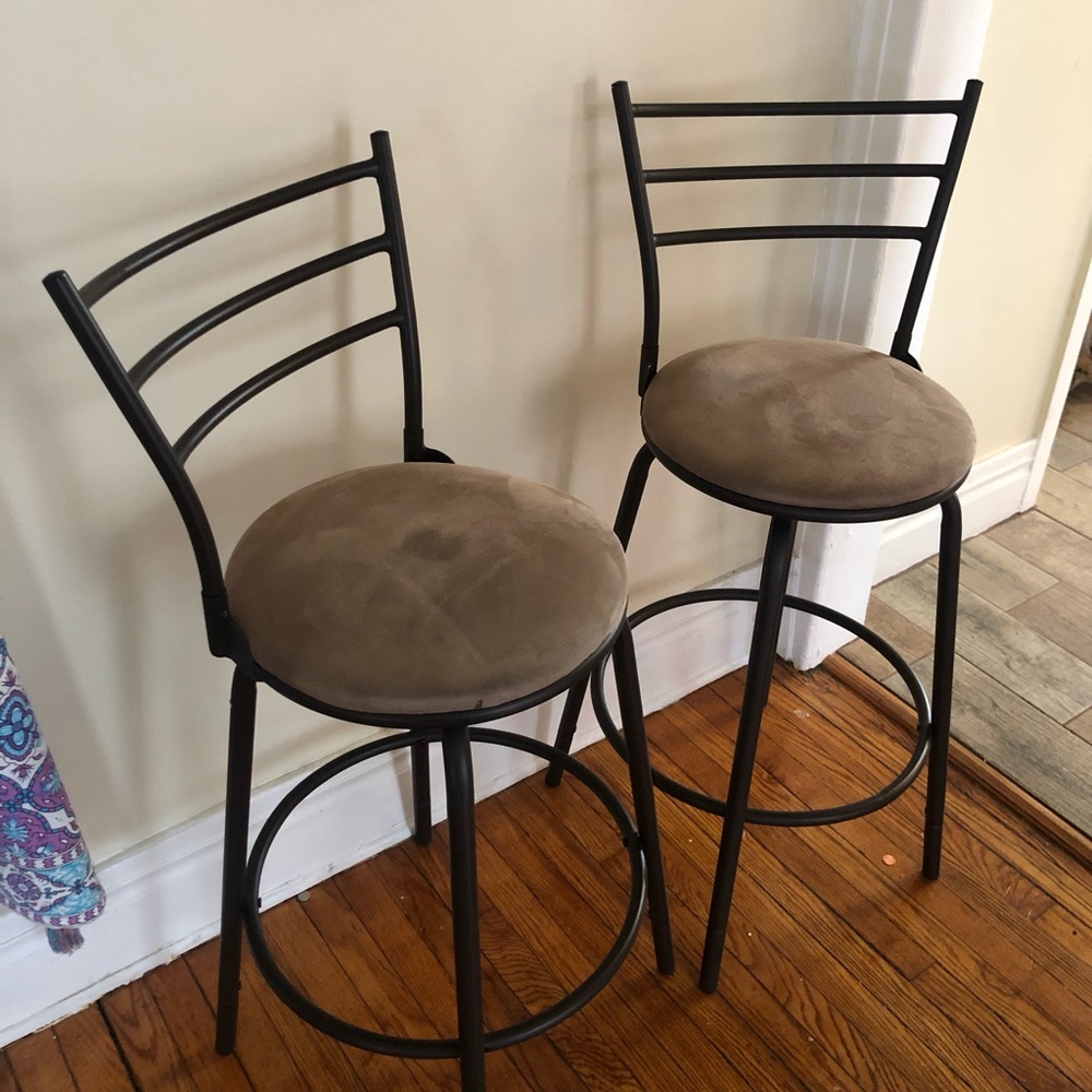Tand and black bar stools